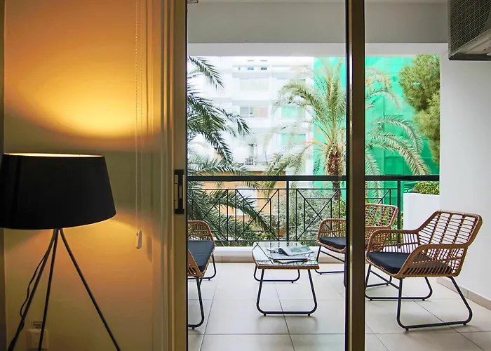 Phaedrus Living View Luxury Iras Flat 102 *